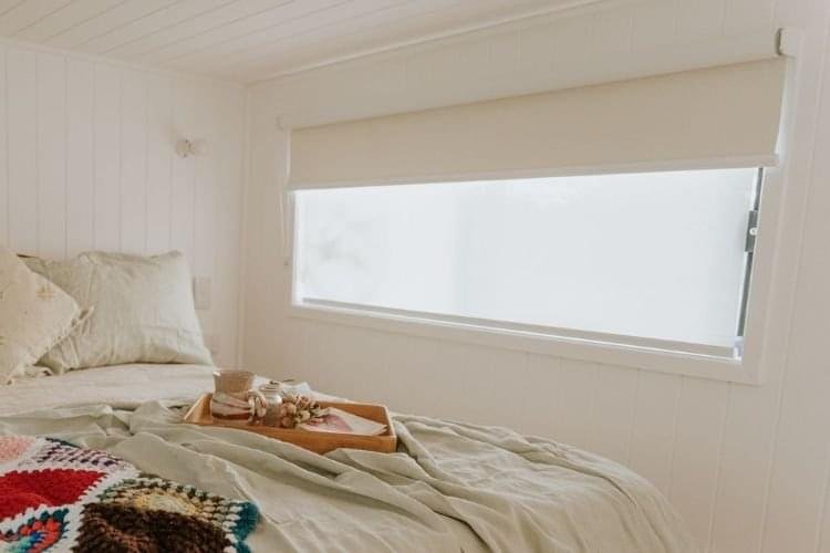 WHITE COLOUR ROMAN AND ROLLER BLINDS FOR BEDROOM BY DUBAI BLINDS